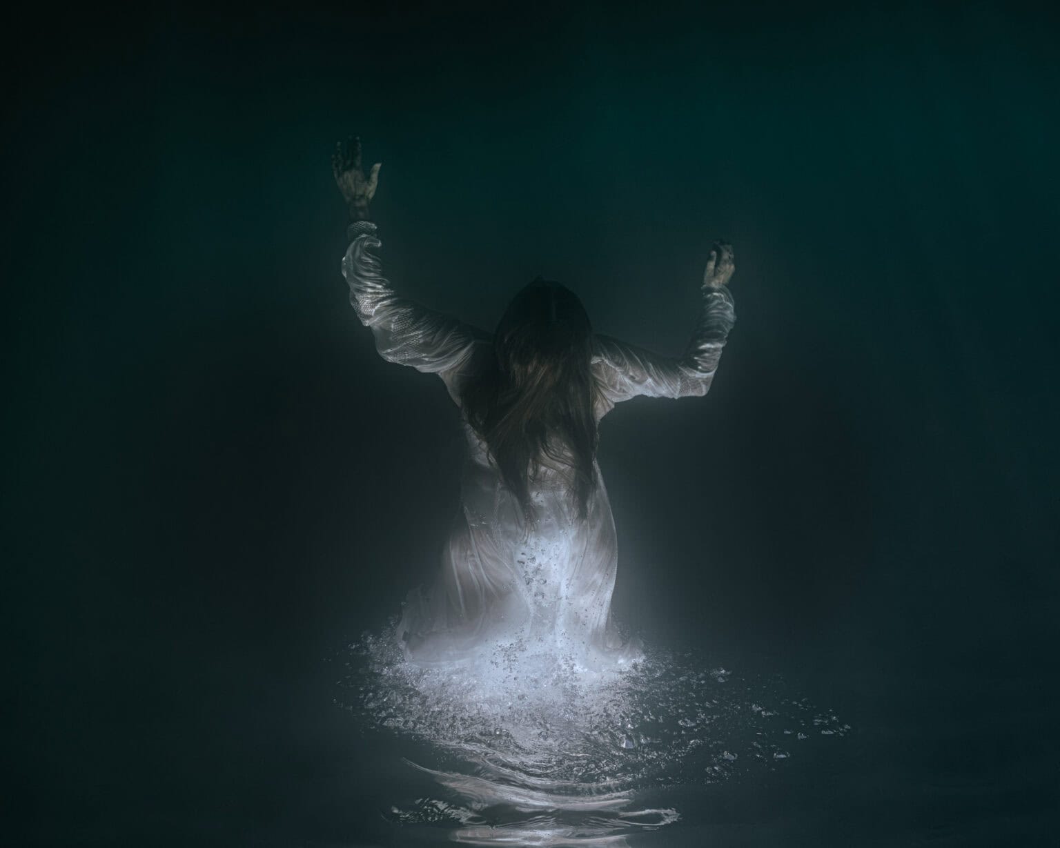 Portrait underwater couleur. portrait photographié par une femme. Photo inversée verticalement d'une femme plongeant dans l'eau avec une robe planche et de longs cheveux. La femme est de dos